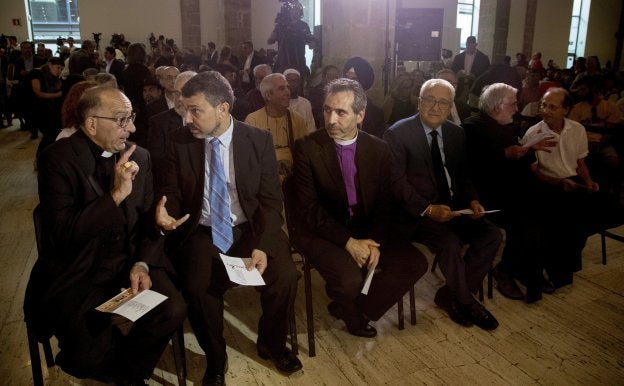 El cardenal Omella (i) junto a diferentes autoridades religiosas en el acto celebrado ayer en memoria de las víctimas. :: m. pérez / efe