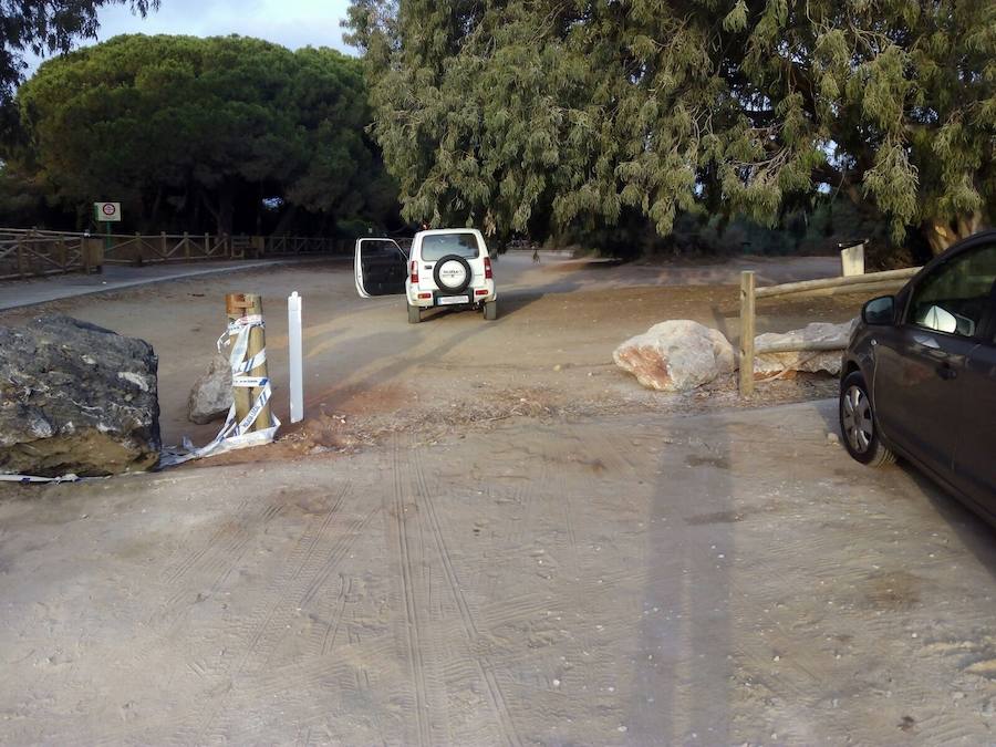 Así ha amanecido la zona, sin piedras y sin señal de tráfico.