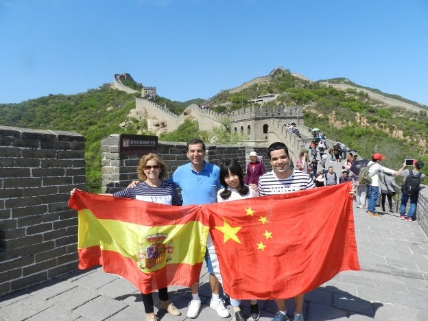 Manuel, con sus padres, Isabel María y Manuel, y su novia, Song Ting, en una visita a la Gran Muralla.