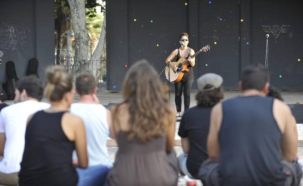 El público, numeroso para este tipo de eventos, fue llenando el auditorio a lo largo de la tarde-noche.