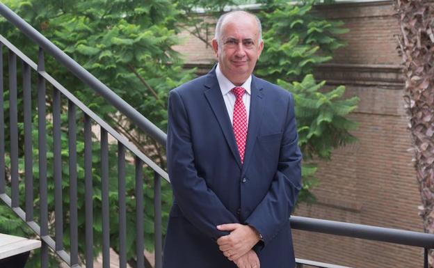 Sánchez Luque, en las escaleras del Colegio de Médicos.