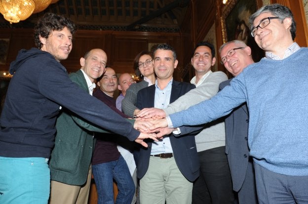Miembros del PSOE, IU, OSP y Podemos, escenificaban su cohesión tras el primer acuerdo para aprobar el presupuesto. :: josele-lanza