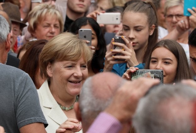 Angela Merkel saluda a sus seguidores en un acto electoral en Quedlinburg. :: Reinhard Krause / reuters