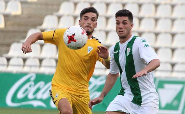 Alonso trata de llevarse el balón en una disputa con un jugador del Córdoba B.