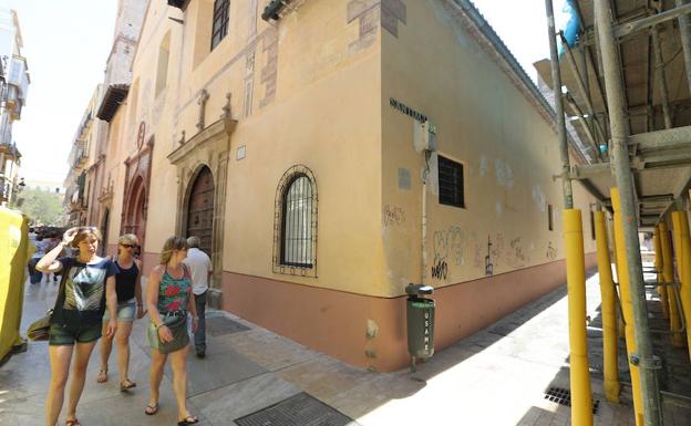 La iglesia de Santiago en la capital malagueña, recién restaurada y ya con pintadas en su fachada lateral.