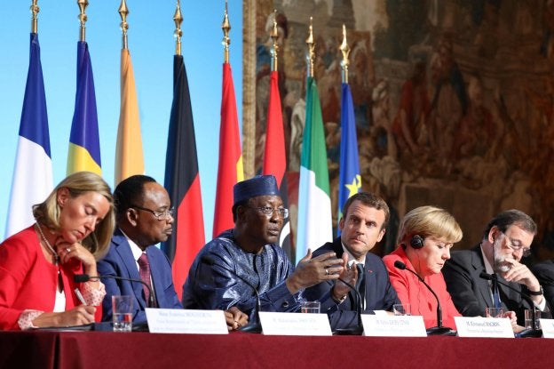 Macron, Merkel y Rajoy siguen la intervención ayer del presidente de Chad en París. :: l. marin / afp