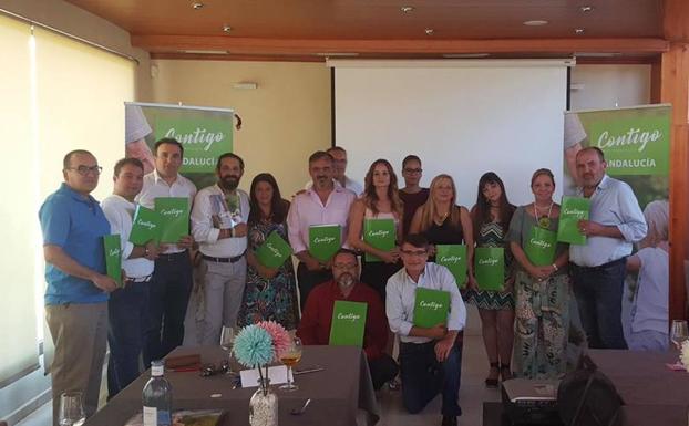 Jiménez y Olmedo, en el centro, junto a otros compañeros de Contigo en Andalucía