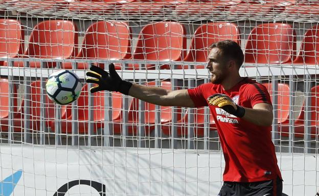 Oblak, en un entrenamiento con el Atlético.