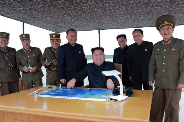 Kim y su cúpula militar, tras el lanzamiento del misil. :: AFP