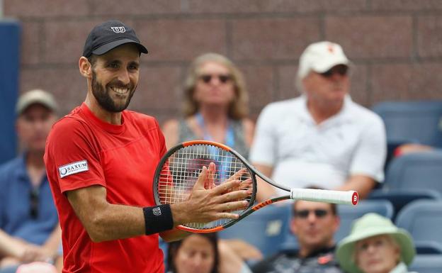 Menéndez, en un gesto relajado cogiendo la raqueta por el cordaje en el duelo de ayer ante Del Potro