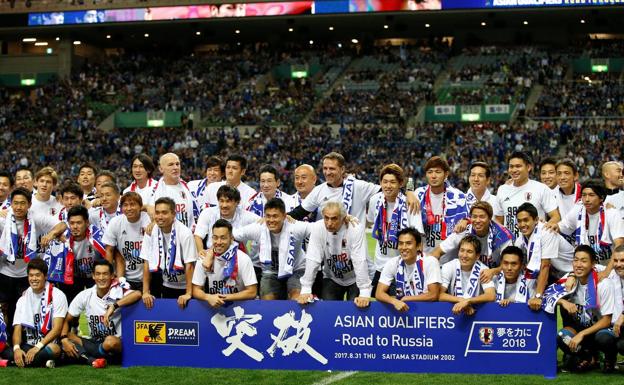 Los jugdaoes de la selección japonesa celebran la clasificación.