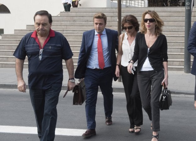 El padre de Juana Rivas, Manuel, su hermana, Isabel, y su madre, Juana Gómez, ayer. :: efe