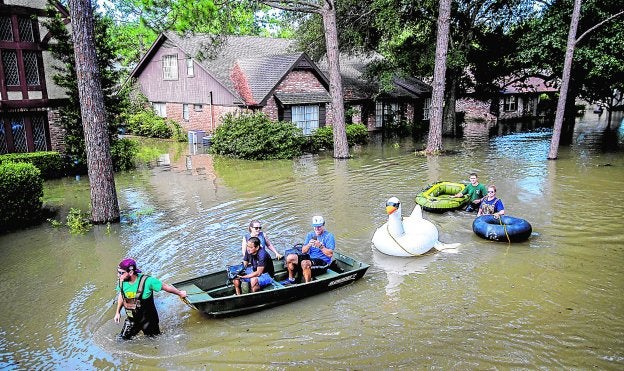 Familias evacuadas en una zona residencial de la ciudad de Houston, Texas. :: Thomas B. Shea / afp