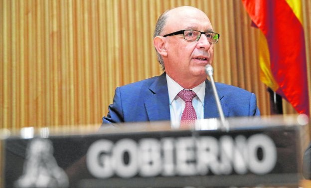 El ministro de Hacienda, Cristóbal Montoro, durante su última comparecencia en el Congreso. :: efe