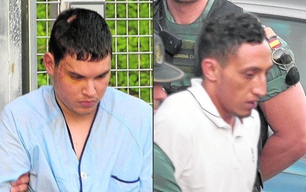 Mohamed Houli, de 21 años, y Driss Oukabir, de 28, el pasado 21 de agosto antes de pasar ante el juez. :: efe