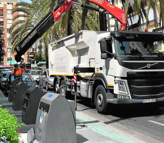 Un camión de recogida de basura vacía un contenedor en el centro de Marbella. :: josele-lanza