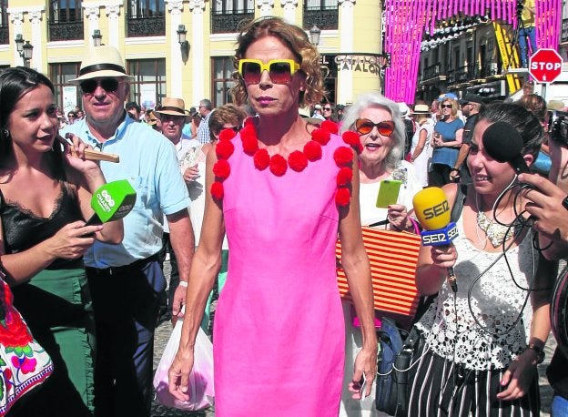 Ágatha Ruiz de la Prada, con un vestido de inspiración goyesca. :: Vanessa melgar