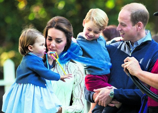 Los duques Guillermo y Catalina, con sus hijos, Jorge, de 4 años, y Carlota, de 2. :: efe