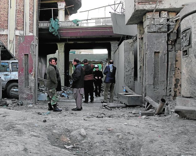 Estado de un acceso a la embajada en Kabul tras el ataque del 11 de diciembre de 2015. :: jawad jalali / efe