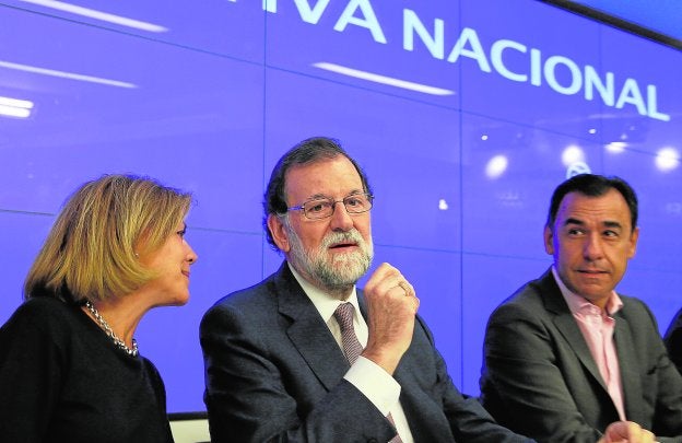 Rajoy, flanqueado por Cospedal y Martínez-Maillo, presidió ayer la Junta Directiva Nacional del PP en la sede del partido. :: Fernando Alvarado / efe