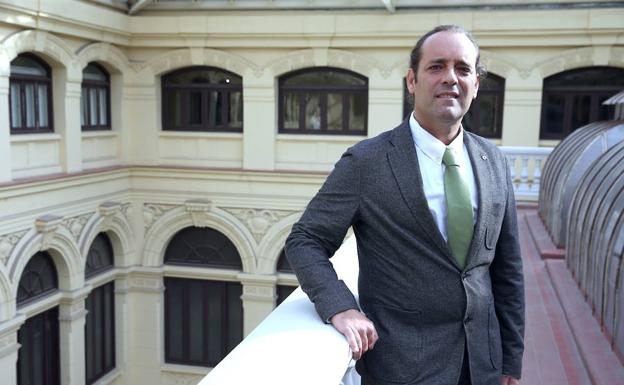El portavoz de Ciudadanos, Juan Cassá, en la terraza del Ayuntamiento de Málaga.