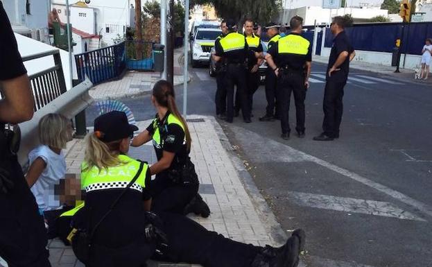 El herido, acompañado de dos agentes