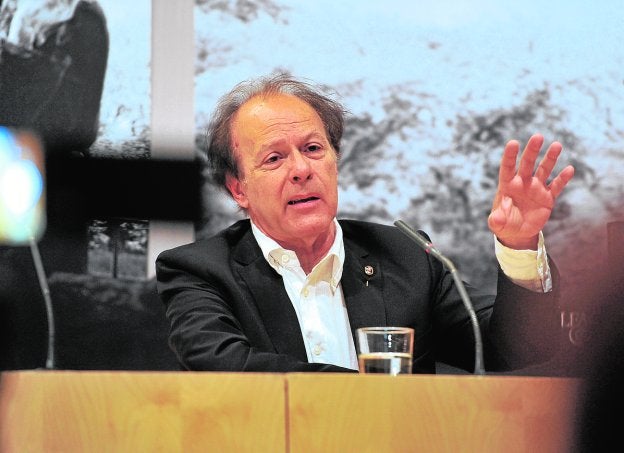 El escritor Javier Marías, ayer, durante la presentación de su novela 'Berta Isla'. :: diego pérez / EFE