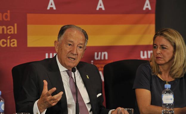 Féix Sanz, con la subdirectora del campus de Málaga, Belén Bahía.