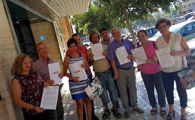 Representantes de CCOO, ayer ante las dependencias de la Inspección de Trabajo.