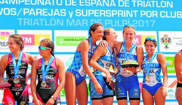 Inés Santiago, Camila Alonso, Melina Alonso y Ana Carvajal, en lo más alto del podio en Almería. :: sur
Club de Golf Guadalmina. :: sur
