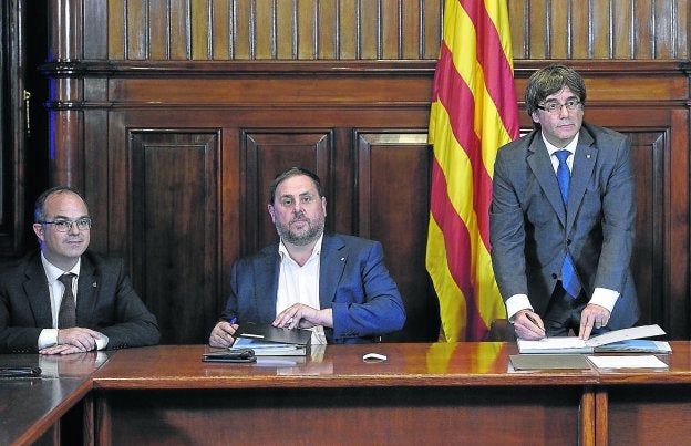 Carles Puigdemont, Oriol Junqueras y Jordi Turull firmaron al filo de la medianoche la convocatoria del referéndum. :: reuters