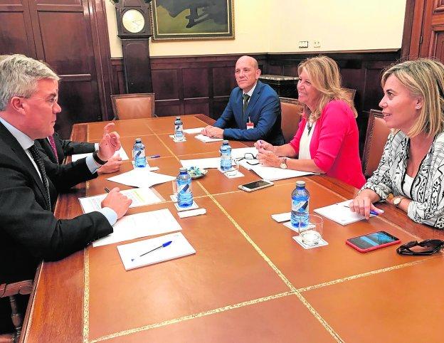 Osorio y Muñoz, ayer, con el secretario de Estado de Hacienda, José Enrique Fernández de Moya . :: sur