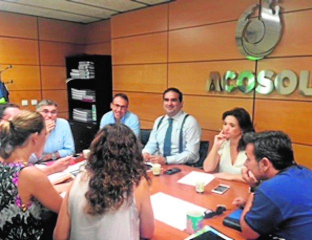 Momento de la reunión mantenida ayer. :: sur