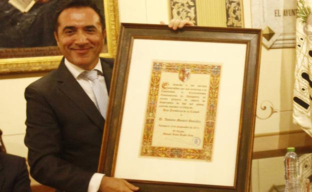 Montiel tras recibir el título de hijo predilecto de Antequera en 2015