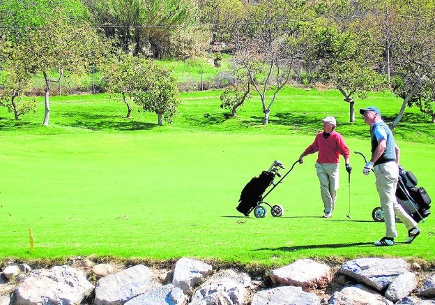 Dos turistas juegan al golf en un campo de Mijas. :: sur