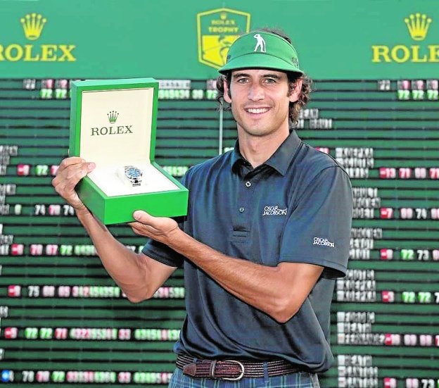 Pedro Oriol, con su trofeo. :: chris turvey