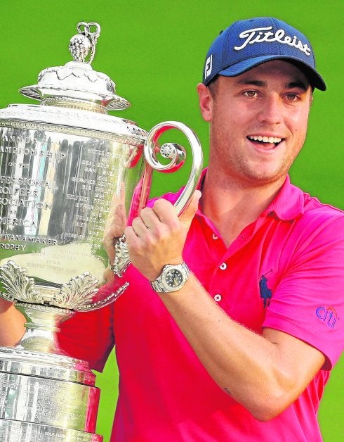 Justin Thomas, con el trofeo del PGA en sus manos. :: afp