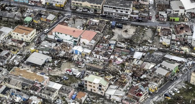 Destrucción e inundaciones en la parte neerlandesa de la isla de San Martín, en una imagen facilitada por el Ministerio de Defensa de Holanda. :: gerben van es/ efe