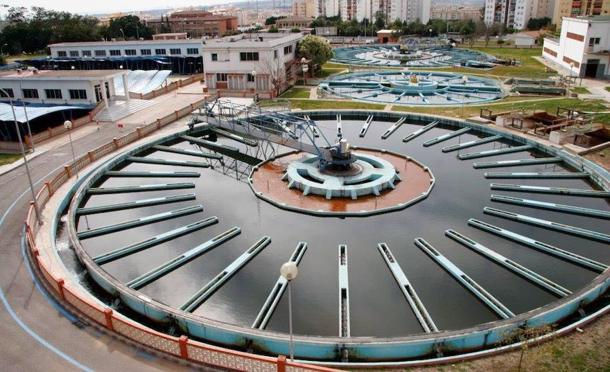Instalaciones de la ETAP de El Atabal de la capital, donde también hay una desaladora de aguas salobres .