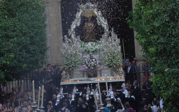 Una petalada recibió a la Virgen de la Victoria al salir de la Catedral.