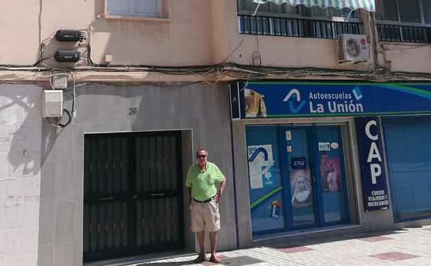 Esteban Rivero, uno de los vecinos, delante del edificio.