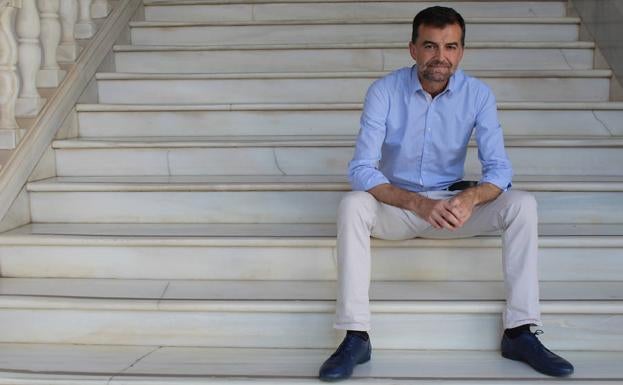 Antonio Maíllo, este pasado jueves en una de las escaleras del Parlamento.