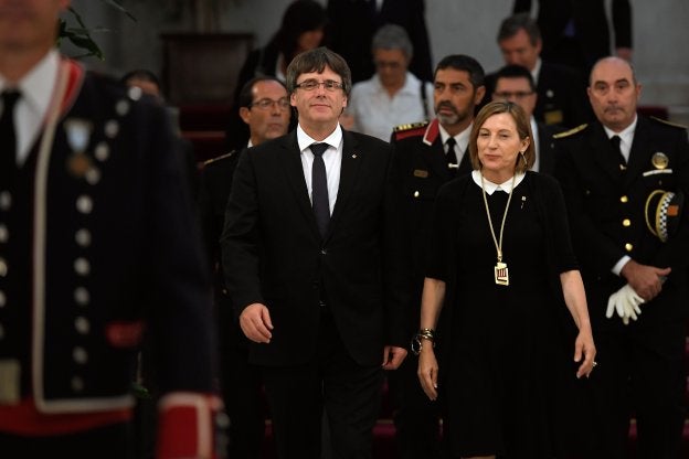 Carles Puigdemont y Carmen Forcadell, juntos en el acto celebrado ayer en la Cámara catalana. :: lluís gené / afp/