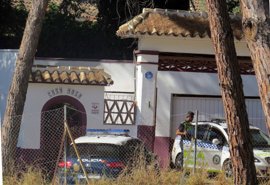 Vehículos de la policía a la entrada del local donde se produjo el tiroteo.