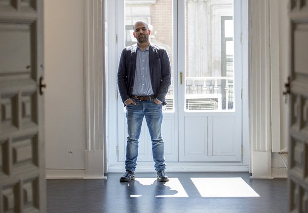 El escritor y periodista italiano Roberto Saviano, que publica en España 'La banda de los niños', ayer, en Madrid. :: virginia Carrasco