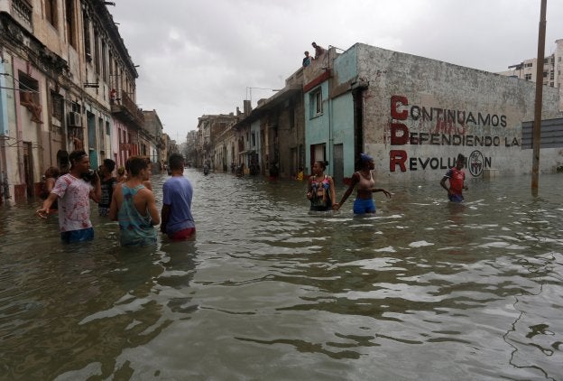Una calle de la vieja Habana, donde las aguas llegaban casi a la cintura a los estupefactos vecinos. :: reuters