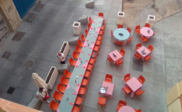 Una mesa para cerca de treinta comensales montada en la plaza de San Francisco.