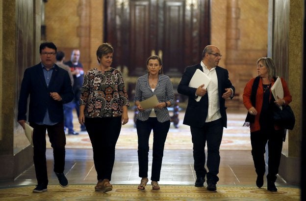 Forcadell, acompañada por el resto de miembros de la Mesa del Parlamento catalán contra los que se ha querellado la Fiscalía. :: a. estévez / efe