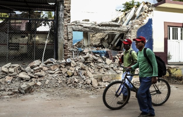 Dos hombres contemplan los destrozos en Juchitán, en Oaxaca.