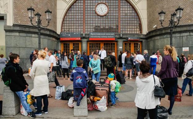 Un grupo de personas espera ante la estación de metro moscovita Yaroslavski, desalojada por una falsa alarma./Maxim Zmeyev (Afp)